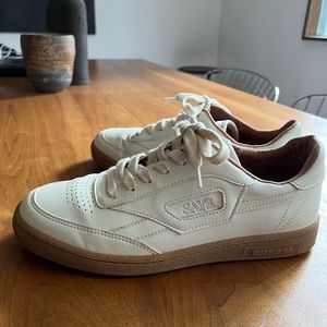 Saye Modelo ‘89 V-Endure Caramel, size 40/9 cream with tan soles. Vegan leather
